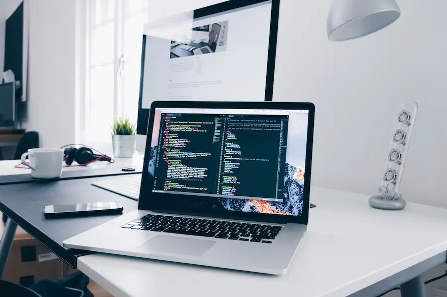 Laptop mostrando código de una página web en desarrollo